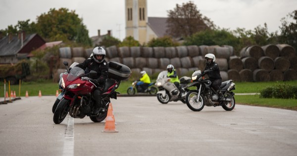 Motorosok gyakorlás közben
