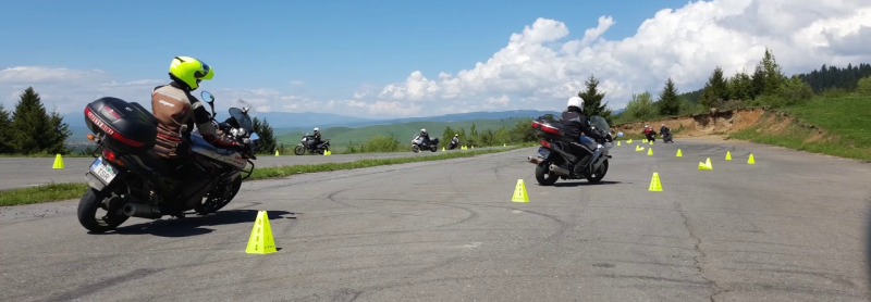 Motorosok gyakorolják a szlalomozást